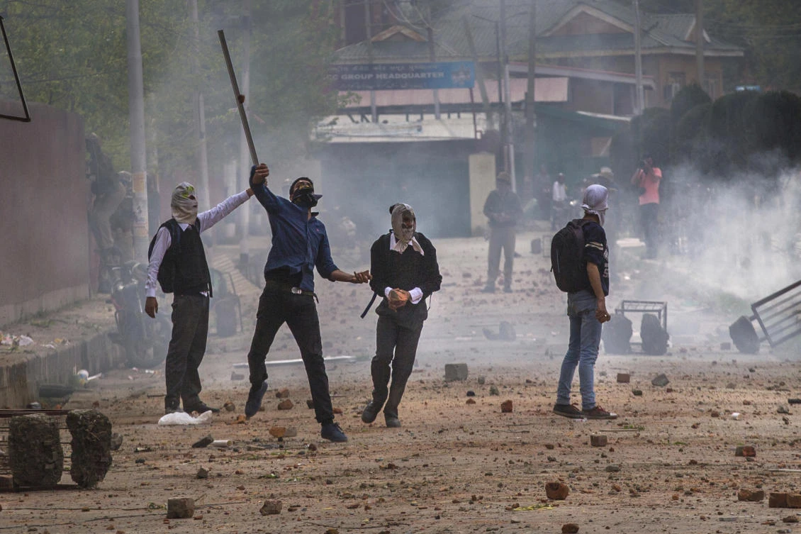 Kashmiri students clash with Indian policemen during a protest in Srinagar, Indian controlled Kashmir, Thursday, Apr. 5, 2018. (AP)