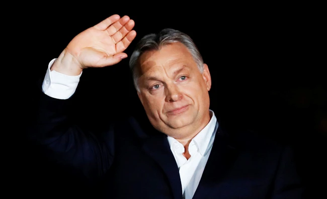 Hungarian Prime Minister Viktor Orban addresses the supporters after the announcement of the partial results of parliamentary election in Budapest, Hungary, April 8, 2018. (REUTERS)