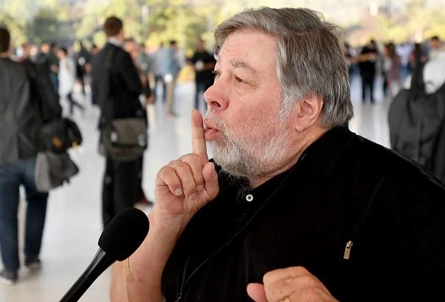 Apple co-founder protests Facebook by shutting down account