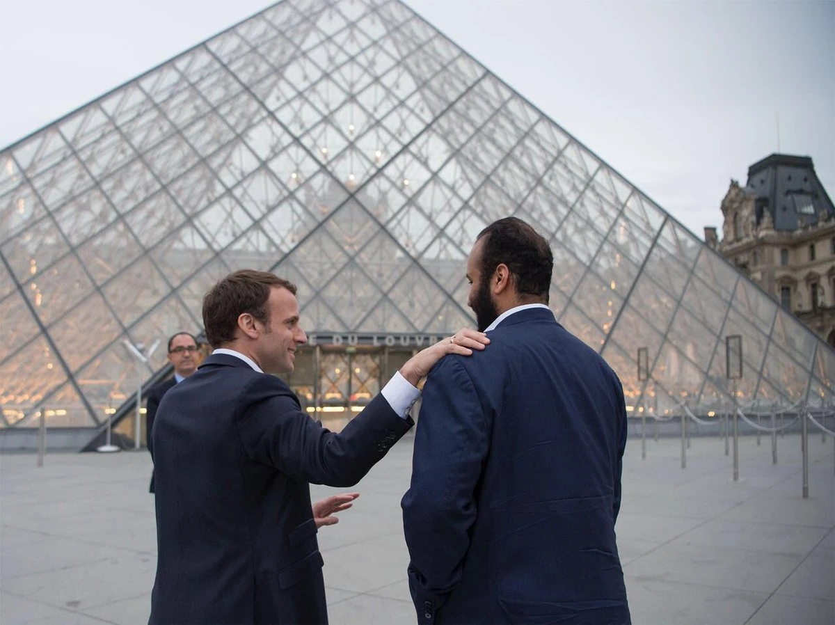 Saudi Arabia's Crown Prince Mohammed bin Salman tours the Louvre Museum in Paris with French President Emmanuel Macron. (Photo: Al-Sharq Al-Awsat)