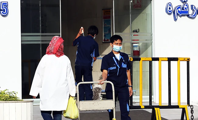 A hospital employee wear as mouth and nose mask as he leaves a local hospital's emergency department, in this April 22, 2014 file photo, in the Red Sea coastal city of Jeddah. (AFP)