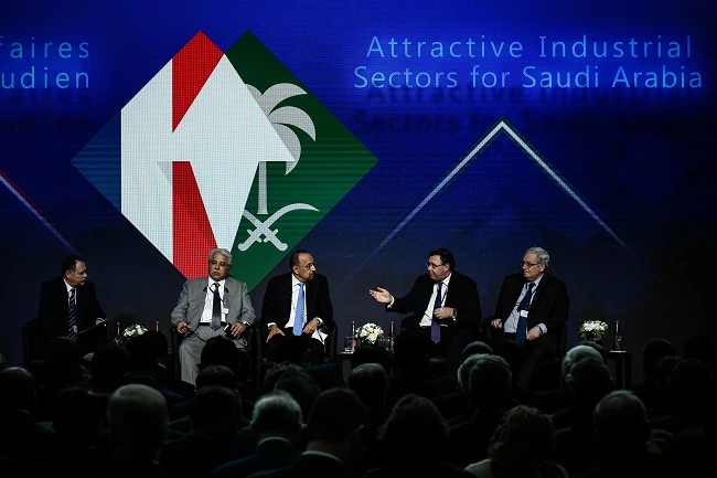 (L-R) Panel moderator Eric Chaney of the Institut Montaigne, Saudi Arabia's Minister of Commerce and Investment Dr Majed Al-Qasabi, Saudi Arabia's Minister of Energy, Industry and Mineral Resources Khalid Al-Falih, CEO of French oil giant Total Patrick Pouyanne and BNP Paribas Chairman Jean Lemierre attend the during the Saudi-France CEO Forum in Paris on April 10, 2018. (AFP)