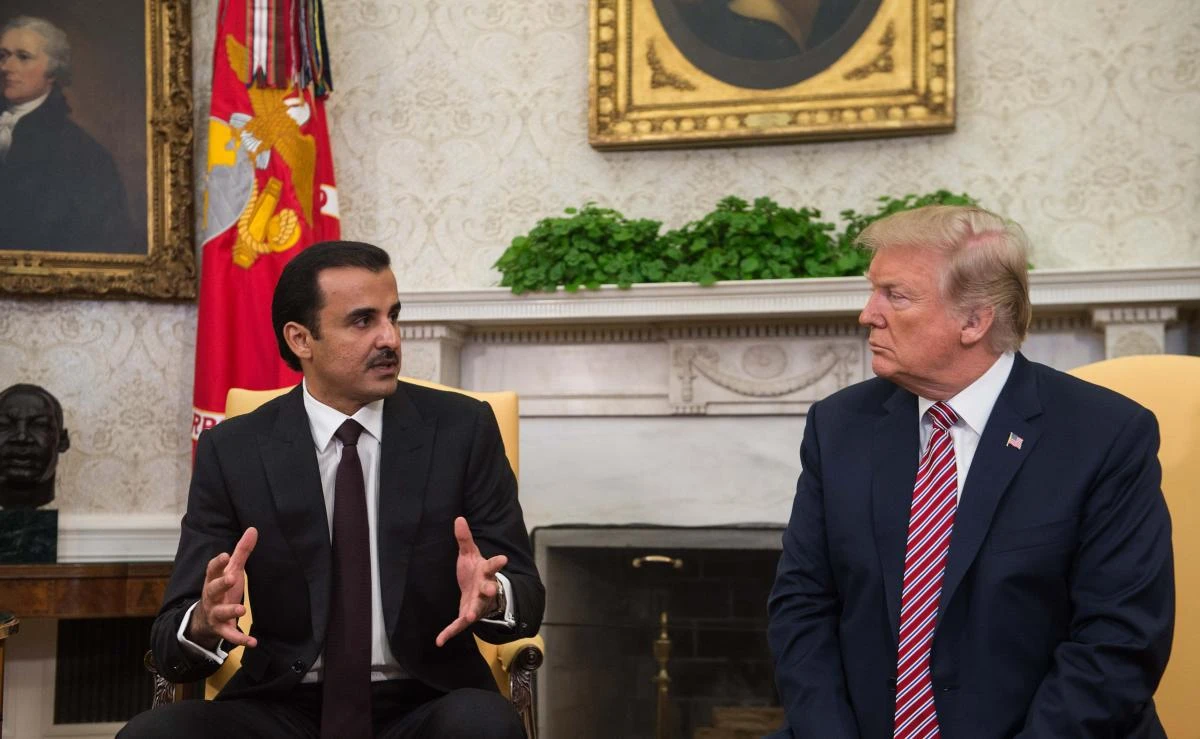 Photo showing Emir of Qatar Sheikh Tamim bin Hamad al-Thani speaks to the press with US President Donald Trump in the Oval Office at the White House in Washington DC, Apr 10, 2018. (AFP)