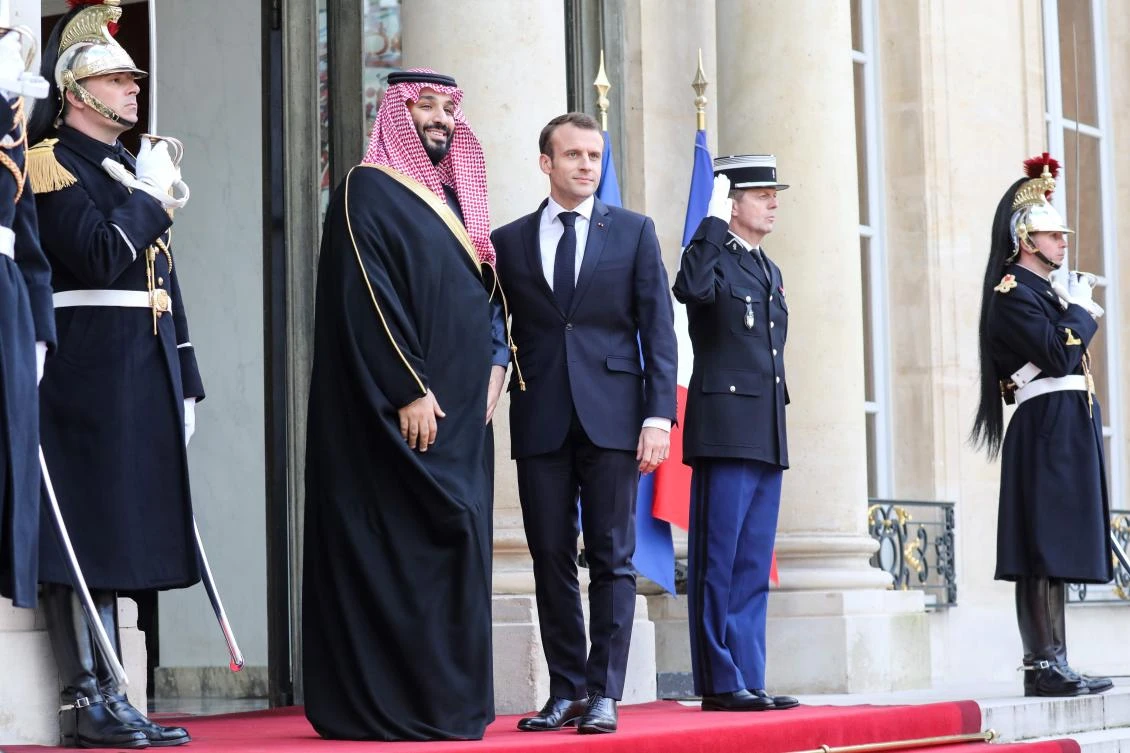 French President Emmanuel Macron welcomes Saudi Arabia’s Crown Prince Mohammed bin Salman upon his arrival at the Elysee Presidential palace for a meeting, April 10, 2018 in Paris. (AFP)