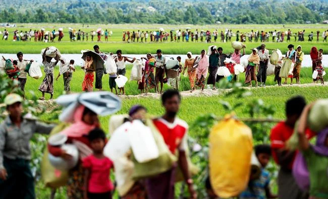 Rohingya refugees, who crossed the border from Myanmar two days before, walk after they received permission from the Bangladeshi army to continue on to the refugee camps, in Palang Khali, near Cox's Bazar, Bangladesh October 19, 2017. (REUTERS)
