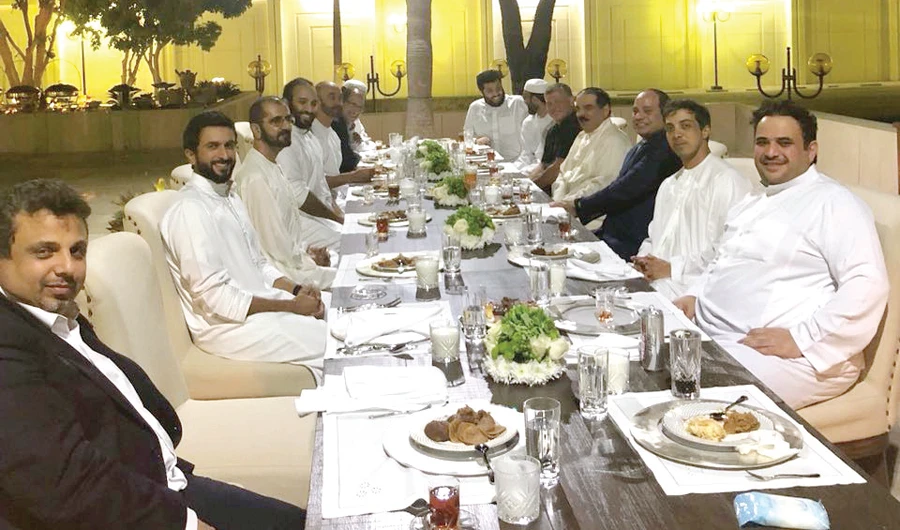 Photo of Arab leaders dining goes viral on social media