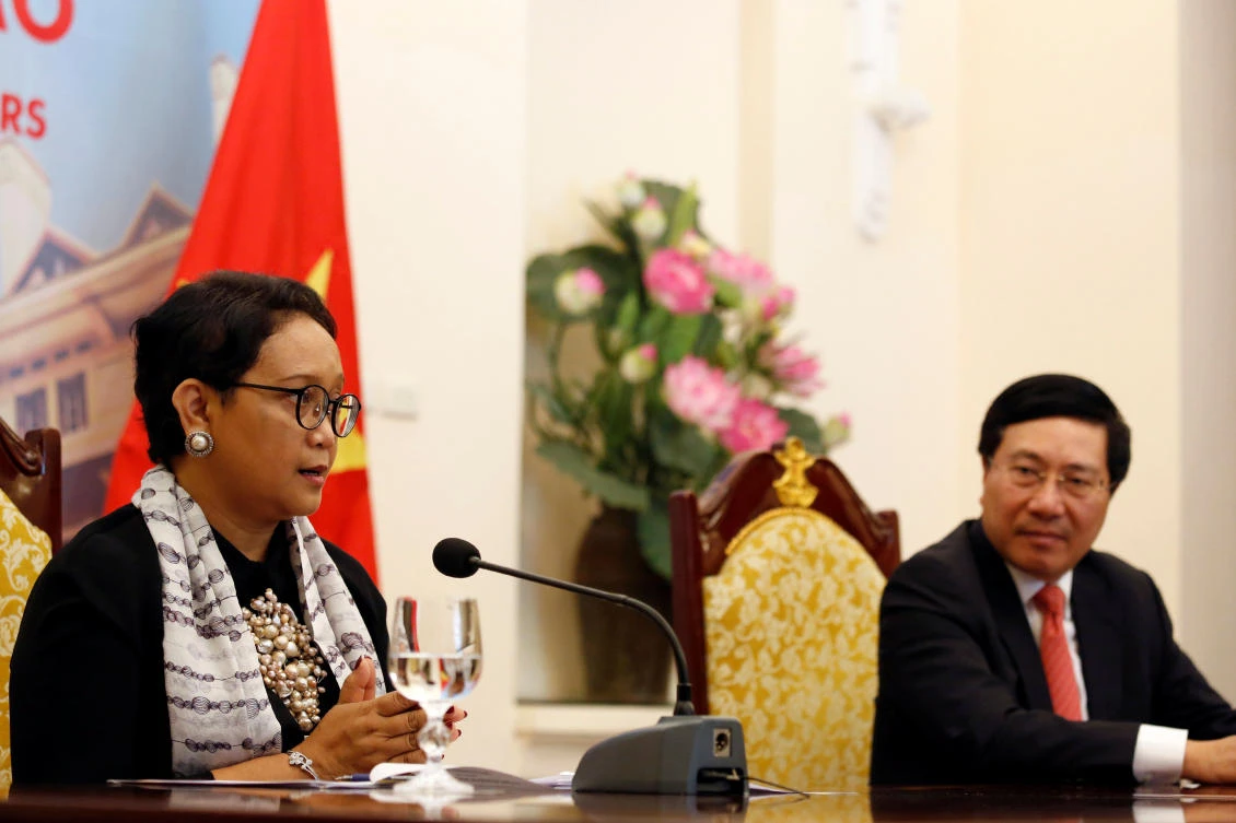 Indonesia’s Foreign Minister Retno Marsudi, left, and Vietnamese Foreign Minister Pham Binh Minh during a press briefing where they announced the two Asian neighbors would work together to resolve fishing violations in the South China Sea. (Reuters)