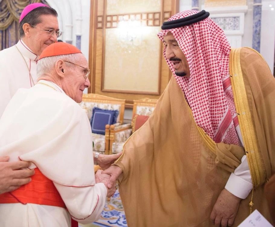 King Salman meets Vatican official to confront violence and extremism. (SPA)