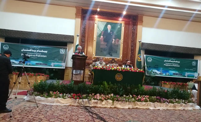 Governor Khyber Pakhtunkhwa (KP), Zafar Iqbal Jhagra, addressing the launching ceremony of Paigham-e-Pakistan book, which comprises religious directives by 1,800 religious scholars denouncing suicide attacks, terrorism, and extremism. The ceremony was held at Governor House in Peshawar on Wednesday. (AN photos)