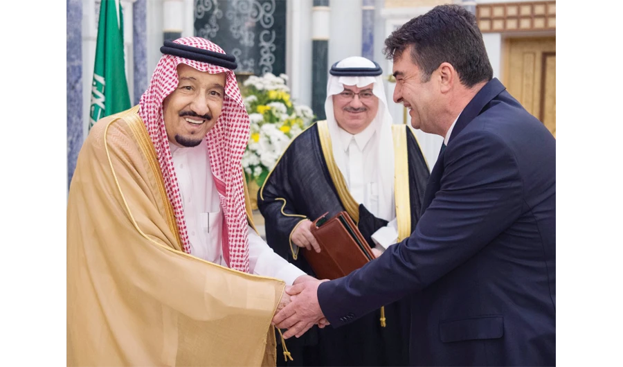 King Salman receiving Mateen Lutfi, the committee's chairman, in Riyadh on Wednesday. (SPA)