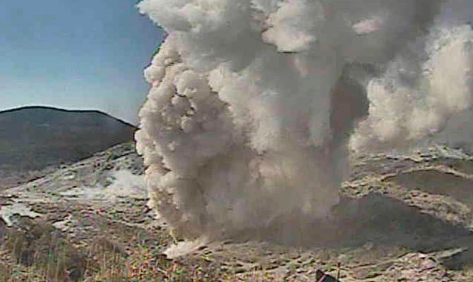A video grab from the Japan Meteorological Agency's live camera image shows Io Yama erupting in Miyazaki prefecture, on the southwest island of Kyushu, Japan, on April 19, 2018. (Japan Meteorological Agency/Handout via REUTERS)