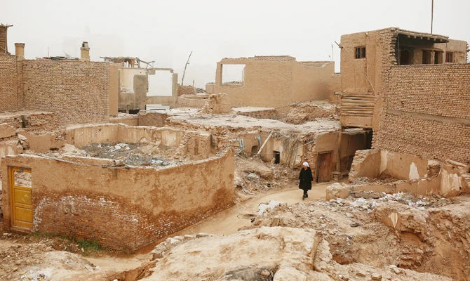 A woman walks through a derelict section of the old town in Kashgar, Xinjiang Uighur Autonomous Region, China, in this March 23, 2017. China’s earthquake administration has admitted reporting two earthquakes that never happened, including one in Xinjiang. (REUTERS file photo)