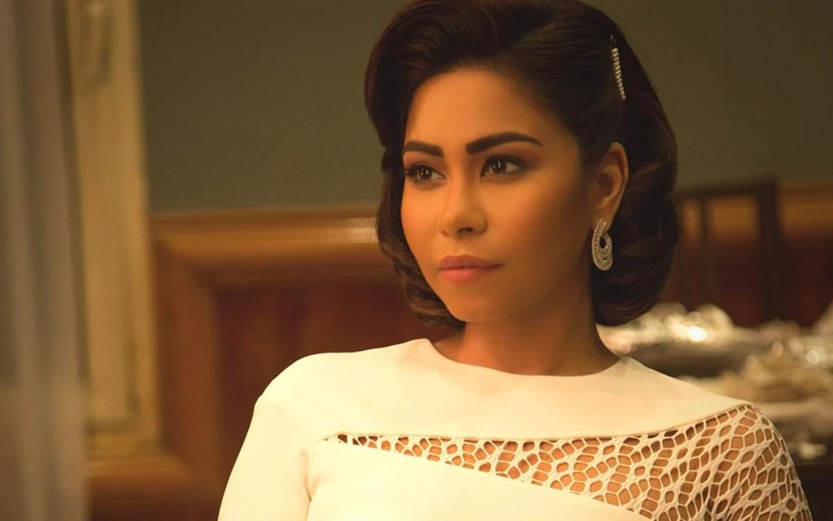 Singer Sherine breaks reporter’s phone at father’s funeral