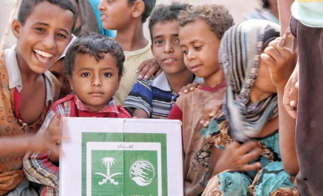 KSRelief distributes food to displaced people from the western coast of Hodeida governorate to Aden, in Yemen. (SPA)