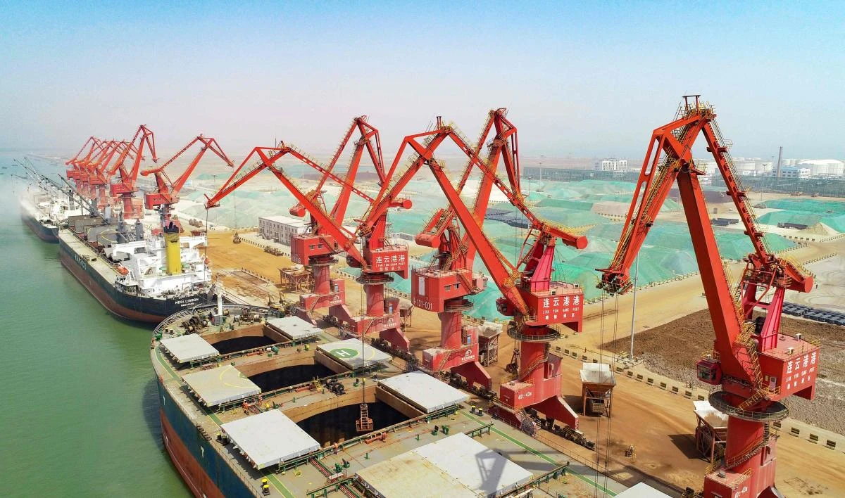 China's economy grew a forecast-beating 6.8 percent in the first quarter, official data showed on April 17, overcoming Beijing's battle on financial risk and pollution and trade tensions with the US. (AFP)