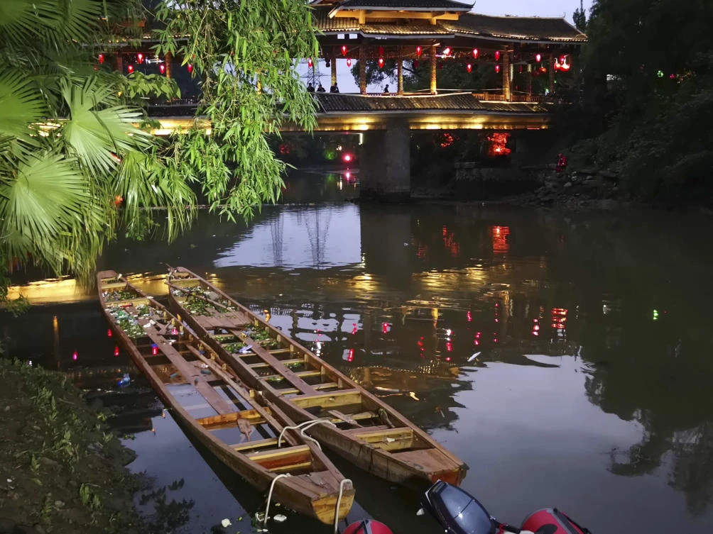 Two Chinese dragon boats capsize in river, 17 killed