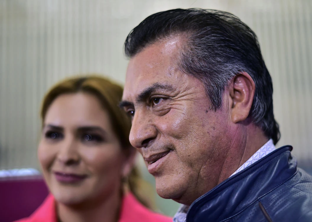 Independent presidential candidate Jaime Rodriguez Calderon (R), known as "el Bronco", and his wife Adalina Davalos, are pictured at Mexico City international airport, on April 11, 2018.(AFP)