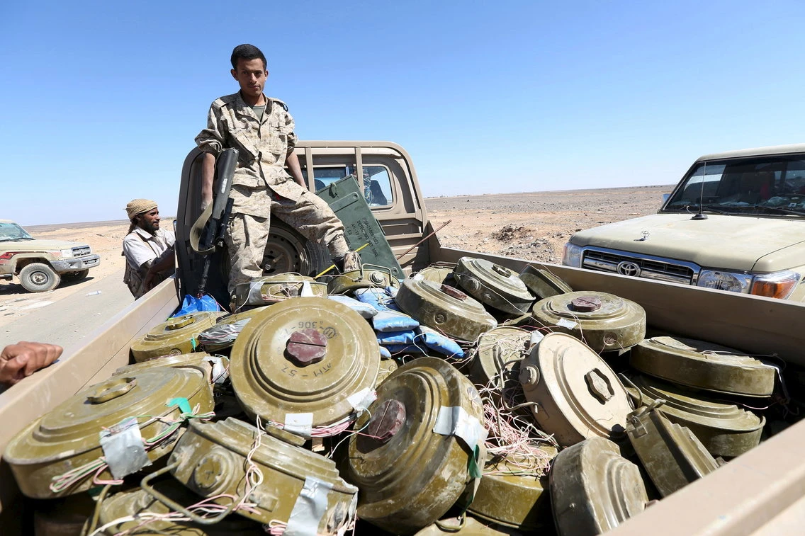 A Yemeni government soldier stands on a truck transporting land mines left by the Houthi rebels in al-Jadaan area, in the country's central province of Marib, December 21, 2015.(Reuters)