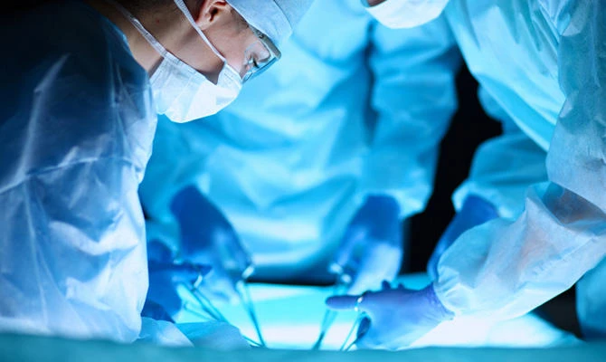 Indian doctor performs leg surgery on patient with head injury