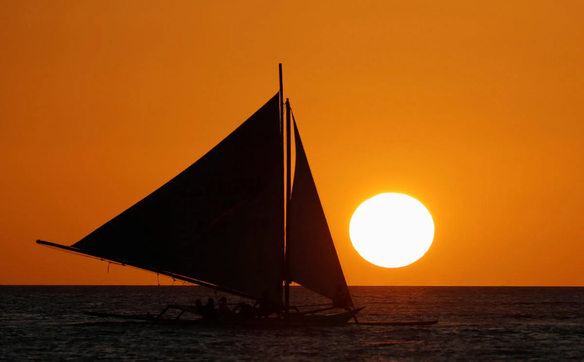 Philippines’ tourist island Boracay shuts down for rehabilitation