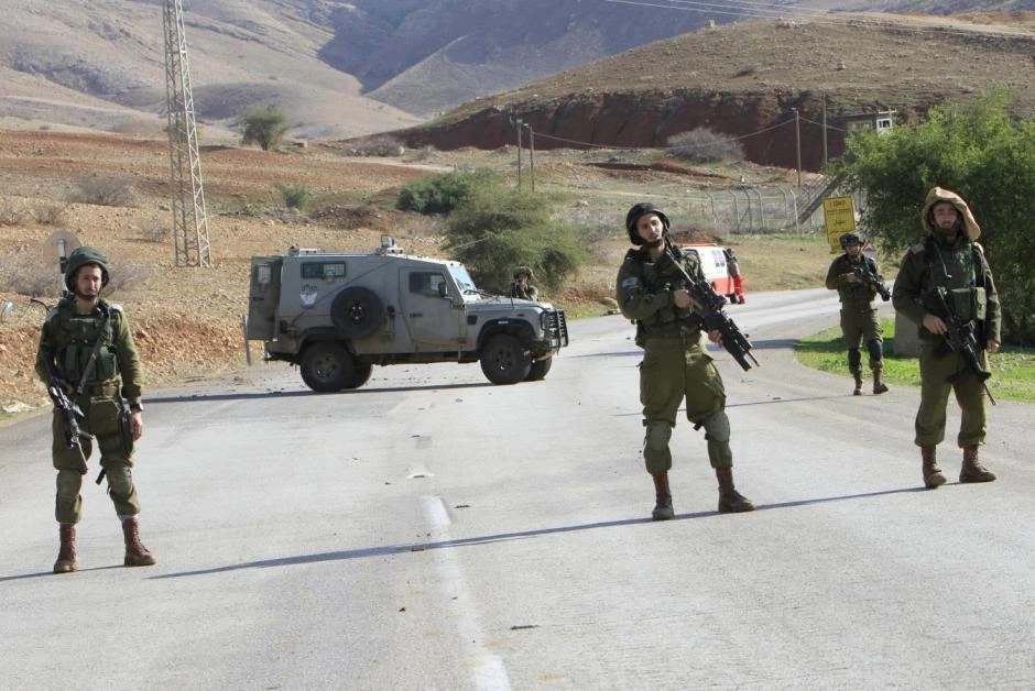 Two Palestinian youths shot by Israeli troops