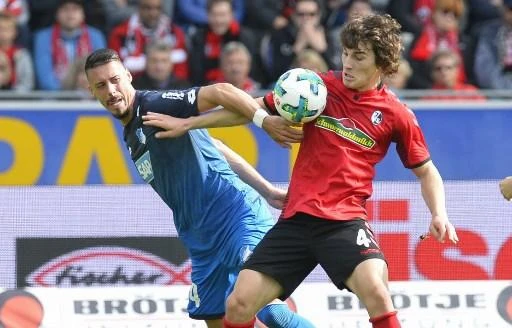 Caglar Soyuncu is attracting attention for his performances in the shirt of Freiburg. (AFP)