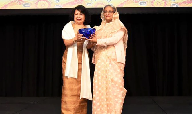 Bangladesh Prime Minister Sheikh Hasina receives the Global Women’s Leadership Award from Global Summit of Women President Irene Natividad in Sydney on Friday. (Photo/PID)