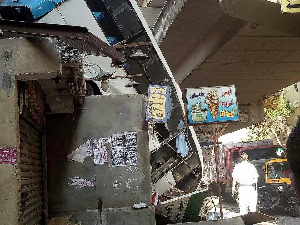 Major traffic was caused by the falling of a bus off a main Cairo bridge on Sunday morning. (youm7)