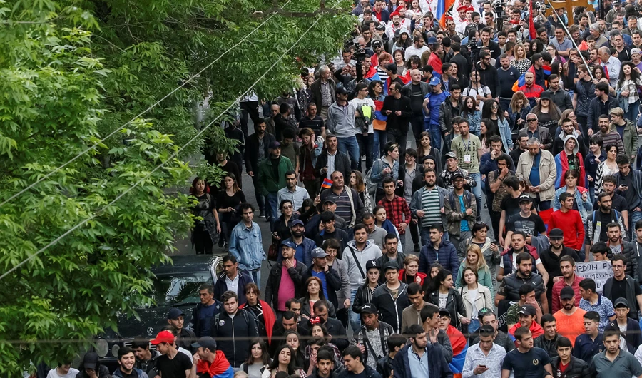 Armenian opposition supporters hold a rally in Yerevan, Armenia April 29, 2018. (Reuters)