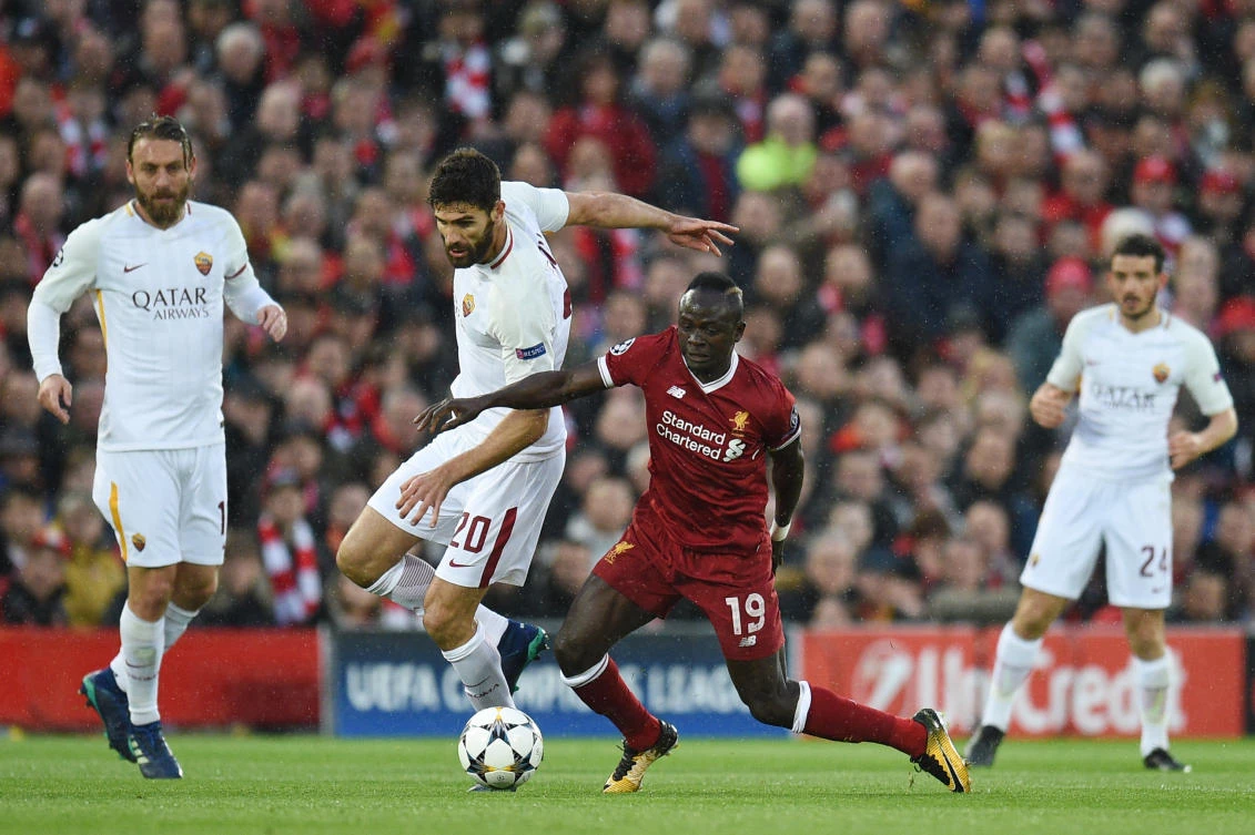 Roma's Argentinian defender Federico Fazio vies with Liverpool's Senegalese midfielder Sadio Mane during the semifinal first leg. (AFP)