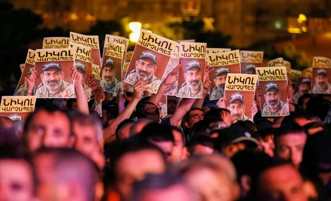 Supporters of Armenian opposition leader Nikol Pashinyan react, after his bid to be interim prime minister was blocked by the parliament, during a rally in central Yerevan, Armenia on May 1, 2018. (REUTERS)