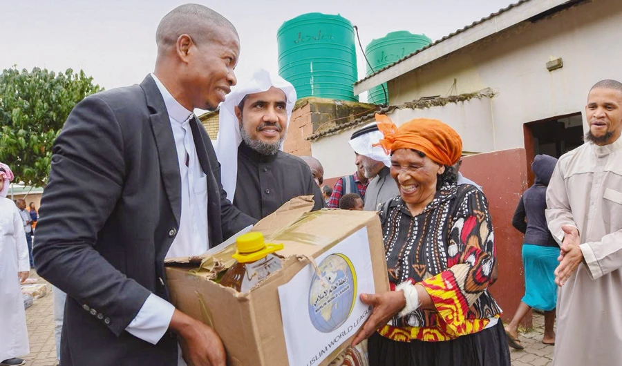 MWL Secretary-General Mohammed bin Abdul Karim Al-Issa distributes aid packets among poor families in northern Mozambique. (SPA)