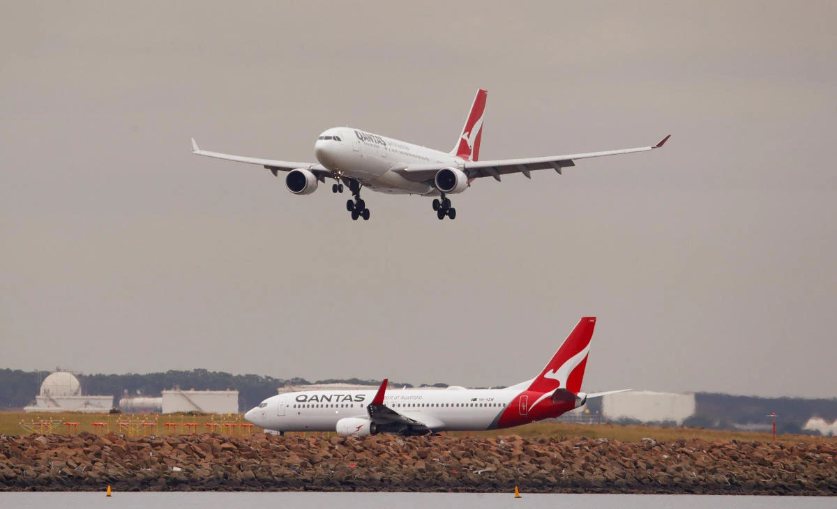 Qantas orders six more Boeing 787 Dreamliner aircraft as jumbo jets bow out