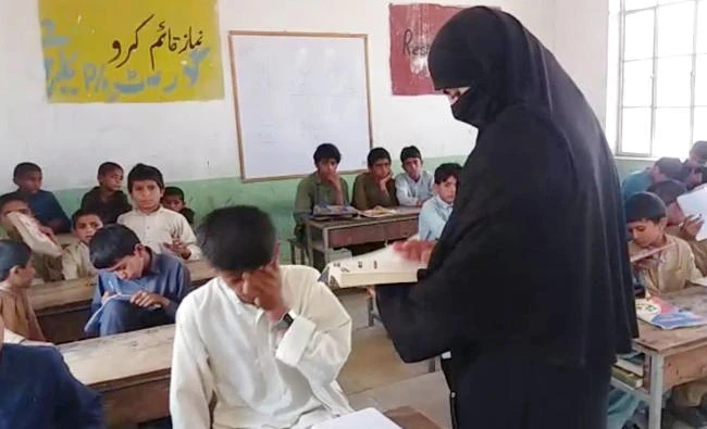 Malghani with her students at the primary school. (Photo courtesy: Owais Qarni)