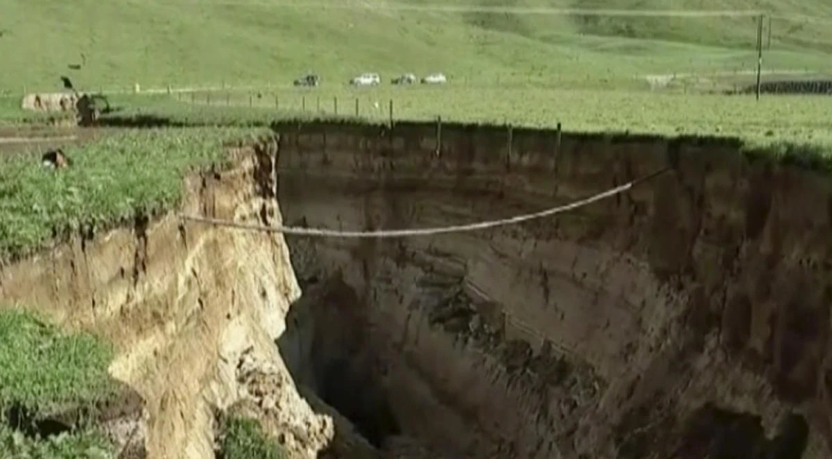 Spectacular 6-story-deep sinkhole opens on New Zealand farm