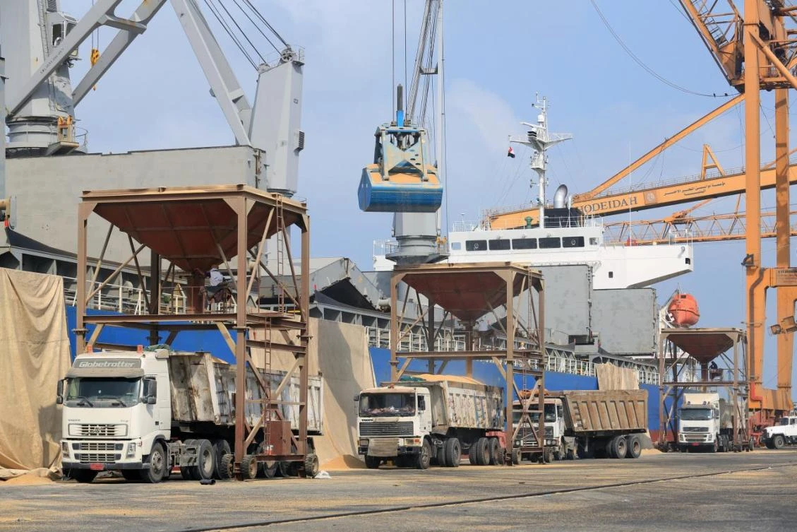 File photo showing a ship unloads a cargo of wheat at the Red Sea port of Hodeida, Yemen, April 1, 2018. (Reuters)