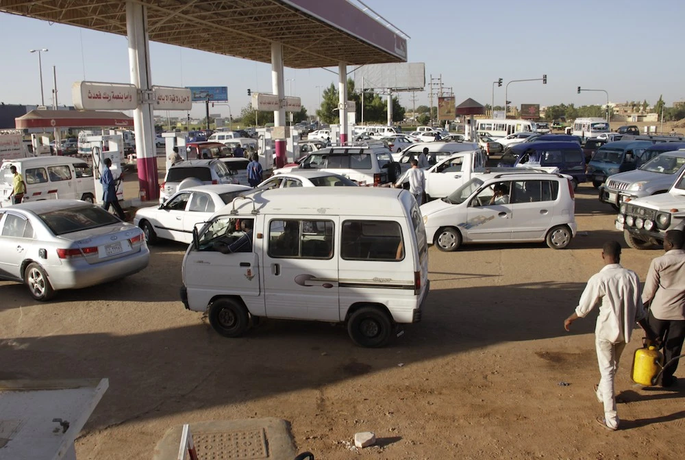 Motorists queue up at a petrol station in the Sudanese capital Khartoum on January 21, 2104 as the country suffers from oil shortages. It is at least the second time since fighting began in the oilfields of South Sudan in mid-December that shortages have hit Khartoum, but officials dismiss any link. AFP PHOTO / STR (Photo credit should read STR/AFP/Getty Images)