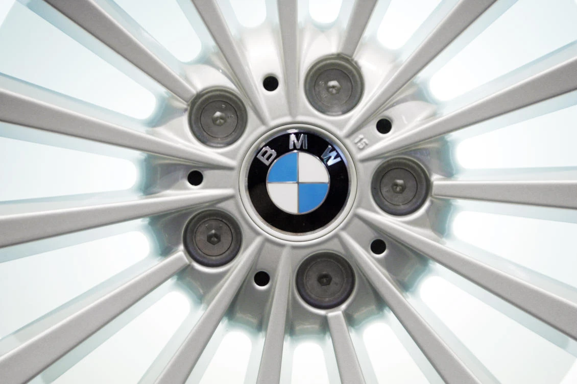 The logo of German carmaker BMW is seen in a rim (Roberto Schmiddt / AFP)
