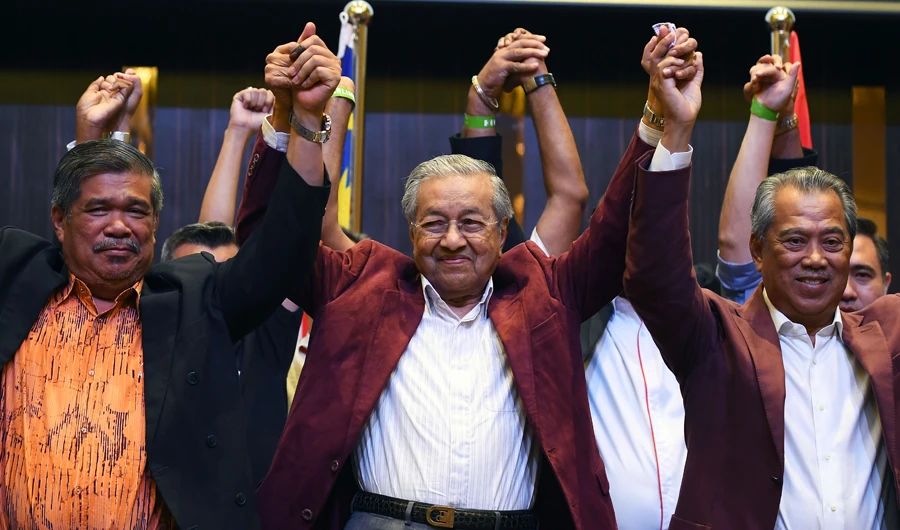 Former Malaysian prime minister and opposition candidate Mahathir Mohamad (C) celebrates with his coalition leaders during a press conference in Kuala Lumpur on early May 10, 2018. (AFP)