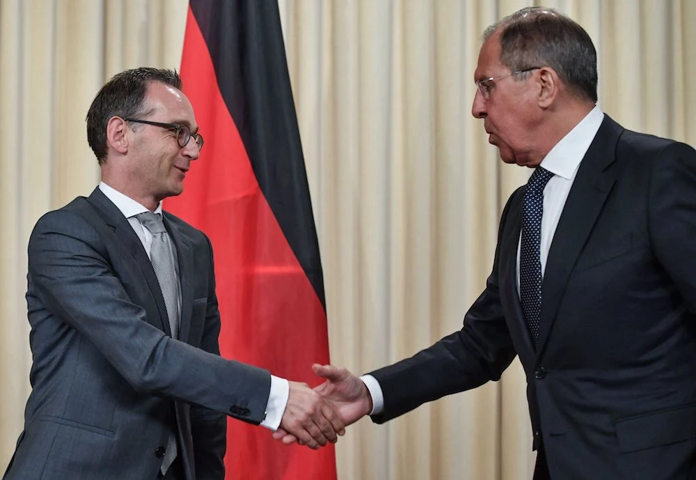 Russian Foreign Minister Sergei Lavrov (R) shakes hands with his German counterpart Heiko Maas during a joint press conference following their talks in Moscow on May 10, 2018. (AFP)