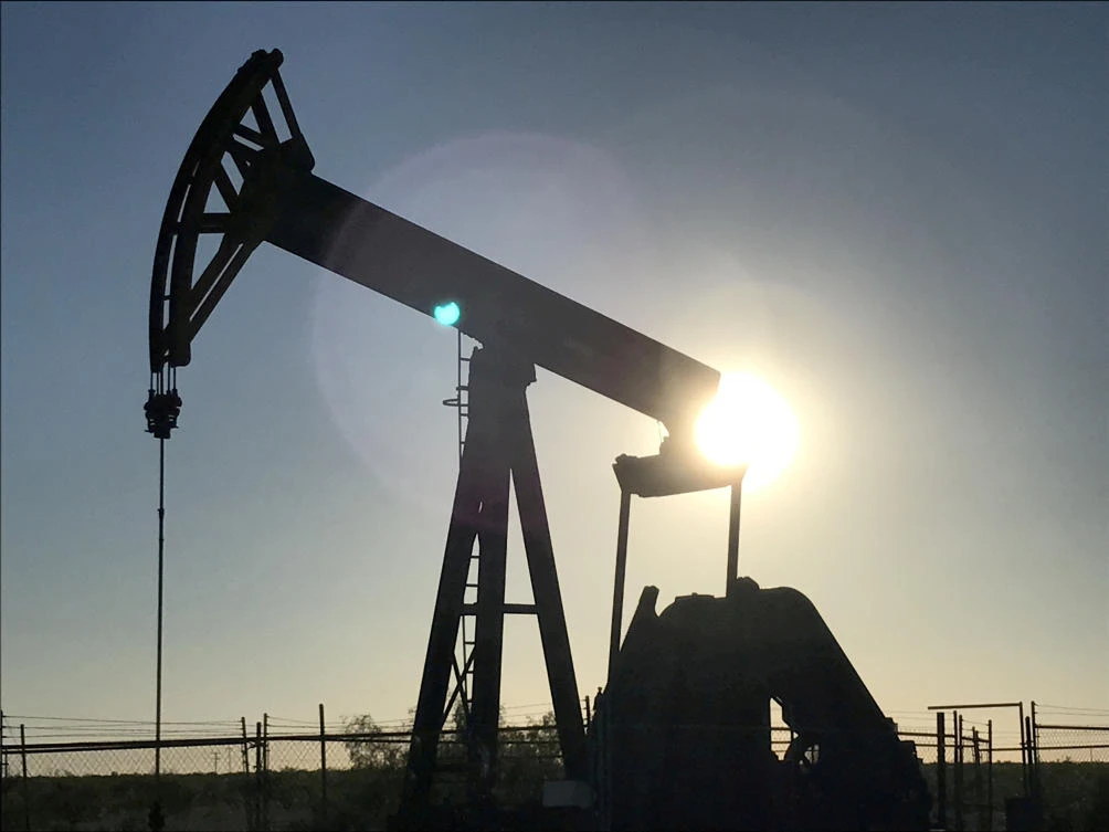 Oil is heading for its largest weekly increase in a month in the face of US sanctions on Iran.