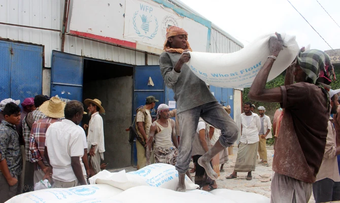 Food aid is distributed to Yemenis in Al Hajjah city in northern Yemen on April 29, 2018. (AFP / ESSA AHMED)