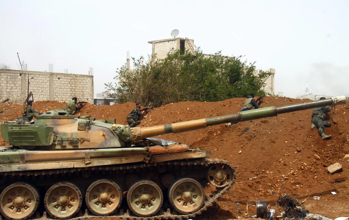 A handout picture released by the official Syrian Arab News Agency (SANA) on May 2, 2018 shows Syrian soldiers holding position during battles with Daesh extremists in al-Hajar al-Aswad area. (AFP PHOTO / SANA)