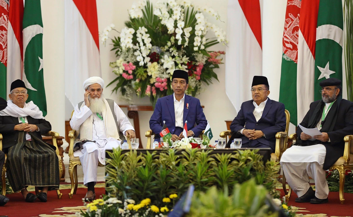 From left to right, Head of Indonesian Ulema Council Ma’ruf Amin, Head of Ulema Council of Afghanistan Qiamuddin Kashaf, Indonesian President Joko Widodo, his deputy Jusuf Kalla, and Chairman of Pakistan’s Council of Islamic Ideology Qibla Ayaz attend the trilateral meeting among Islamic scholars at the presidential palace in Bogor, West Java, Indonesia, Friday, May 11, 2018. (AP)