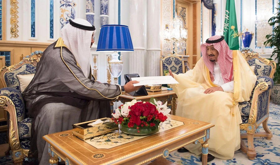 King Salman receives Sheikh Sabah Khalid Al-Hamad Al-Sabah, deputy premier and foreign minister of Kuwait at Al-Salam Palace in Jeddah on Sunday. (SPA)