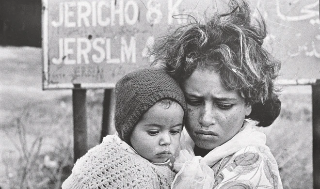 Mother and child arrive in Jordan from the Gaza strip in 1968. (UNWRA)