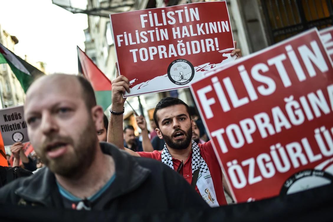 Protesters hold banners reading “Palestine belongs to Palestinian” during a protest against the killing by Israeli soldiers of more than 60 Palestinians protesting near Israel-Gaza border, Istanbul, May 15, 2018 (AFP)