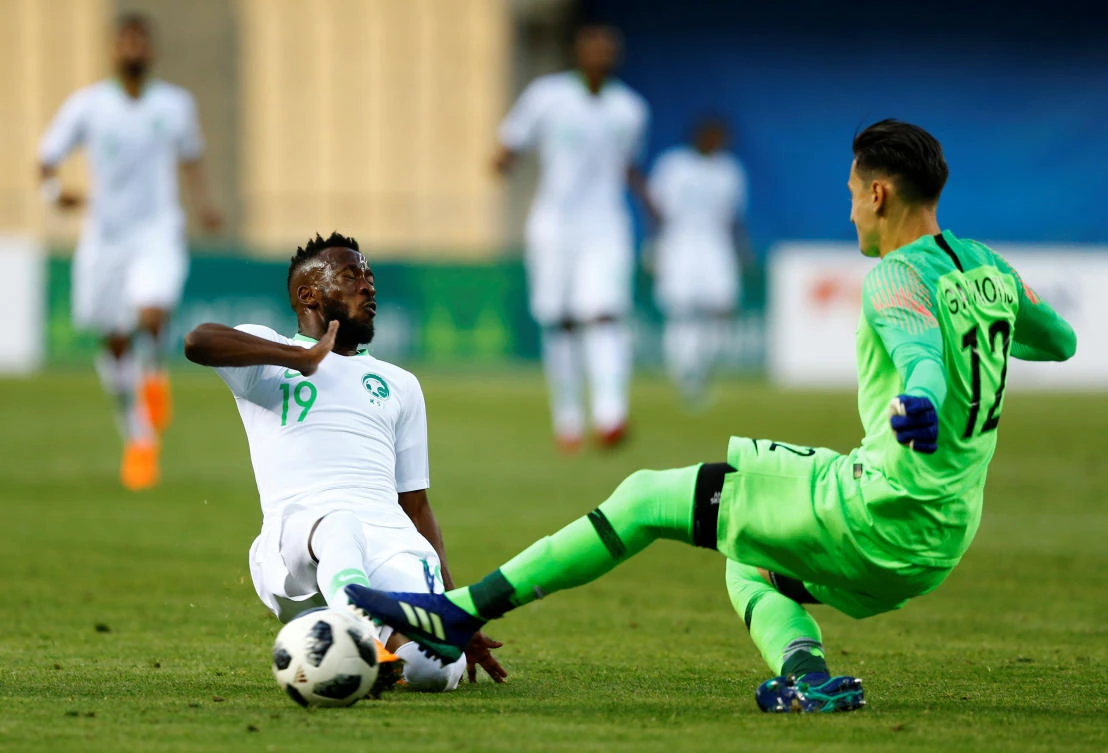 Greece's Andreas Gianniotis in action with Saudi Arabia's Fawaz Al-Qarni. (REUTERS)