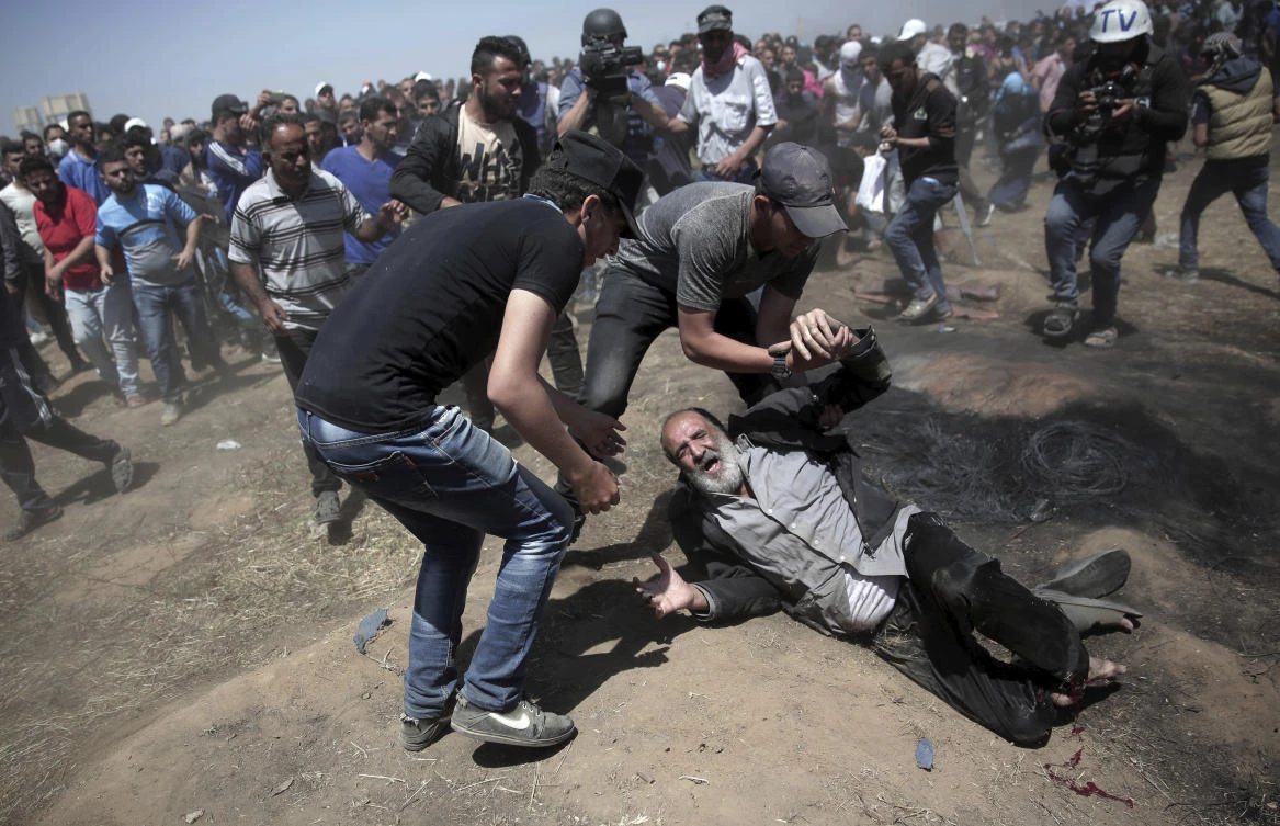 Photo showing an elderly Palestinian man falls on the ground after being shot by Israeli troops during a deadly protest at the Gaza Strip's border with Israel, Khan Younis, Gaza Strip, May 14, 2018. (AP)