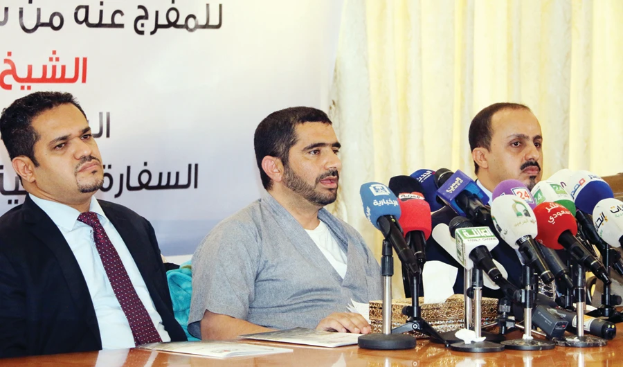Yemeni activist Gamal Al-Maamri, center, addresses a press conference in Riyadh. (AN photo)